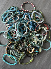 Armband natuursteen,meerkleurig blauw/beige